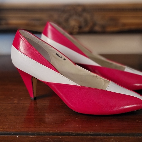 Adorable patent leather kitten heels - Picture 8 of 16
